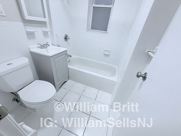 5th image of 115-117 Fairview Ave #5