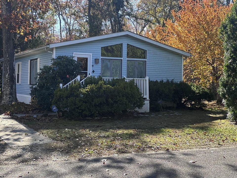 1st image of 19 Club House Dr