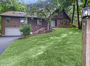 7 Vineyard Cir, Clifton Park, NY 12065