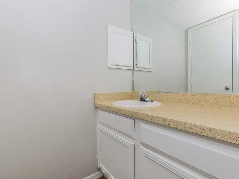 Lincoln Glens Apartments — Photo 55