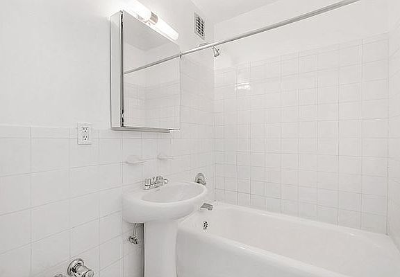 5th image of 307 E 44th St APT 706