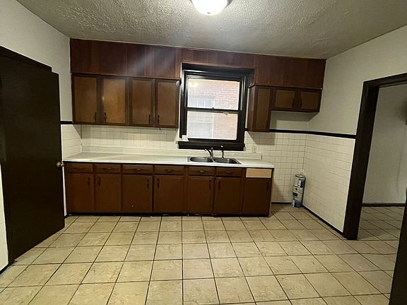 3rd image of 4023 Fir St APT 1