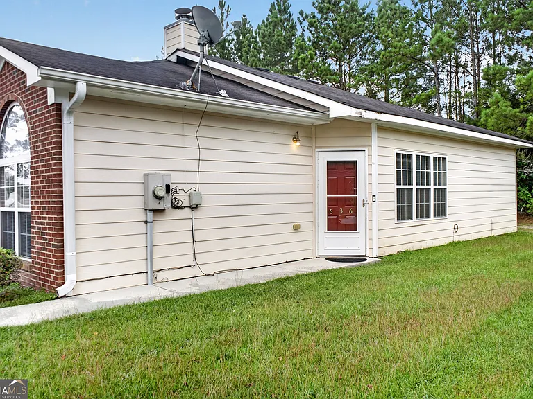 636 Oakland Hills Dr — Photo 2