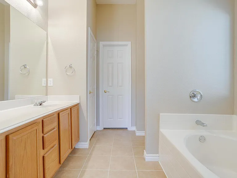 9508 Fox Hill Dr — Photo 16