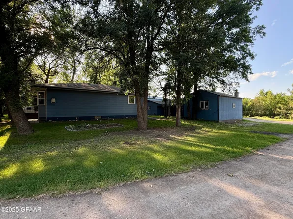 101 Oak Ridge Pl, Park River, ND 58270