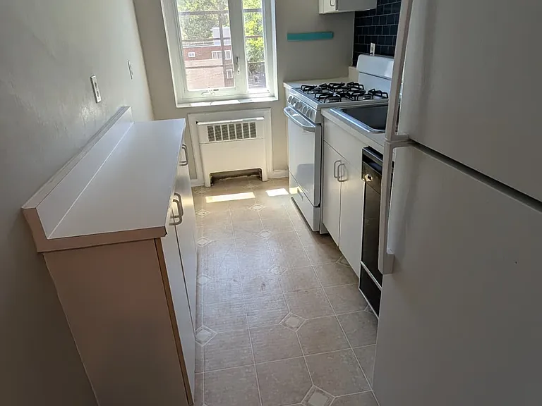 576 Whitney Ave #3E — Photo 4