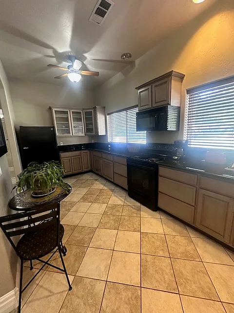 2 bed, 930 sqft, $1,645 — Photo 2