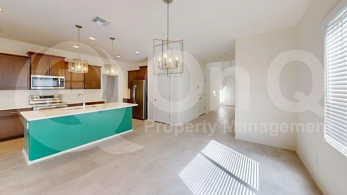 4 bed, 2.5 bath, 2384 sqft, $2,245 — Photo 4