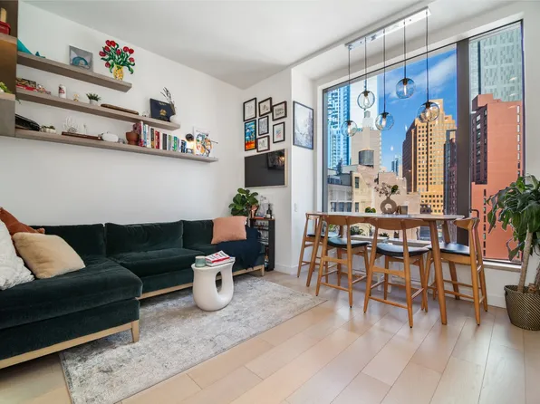 11 Hoyt Street image 1 of 7