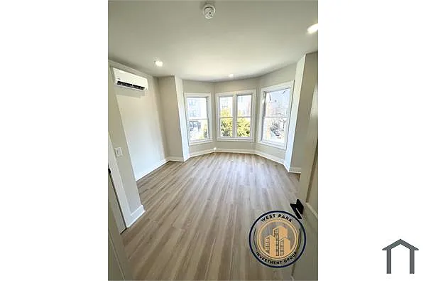 Building Photo - 121 W Sharpnack St #2