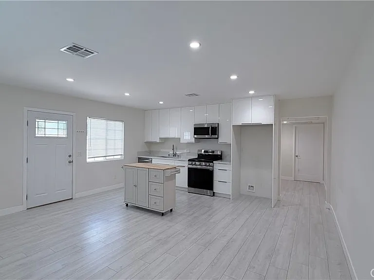 20210 Hartland St — Photo 4