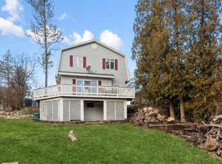 8314 Riverway Dr, Cary, IL 60013