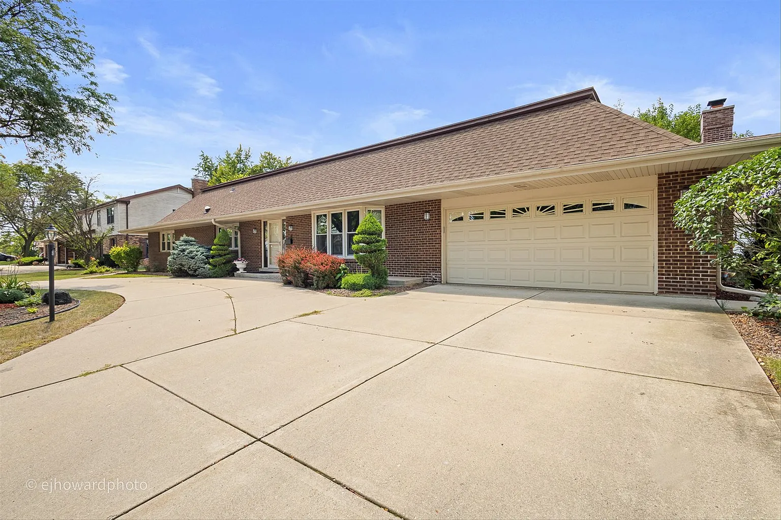 1350 Lawrence Cres photo 1
