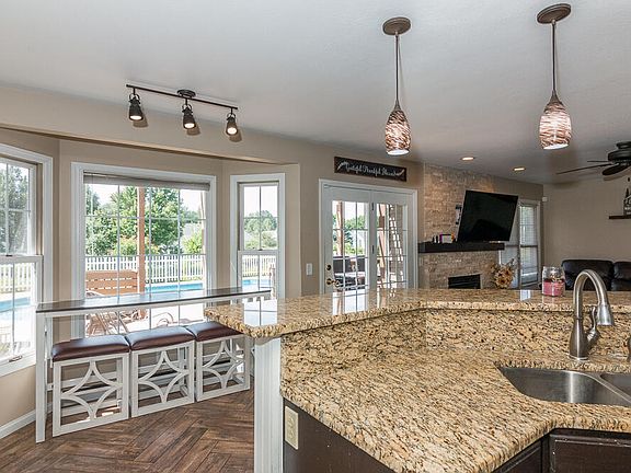 3rd image of 52 Capercaillie Ln
