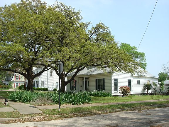 3rd image of 402 Agnes Ave