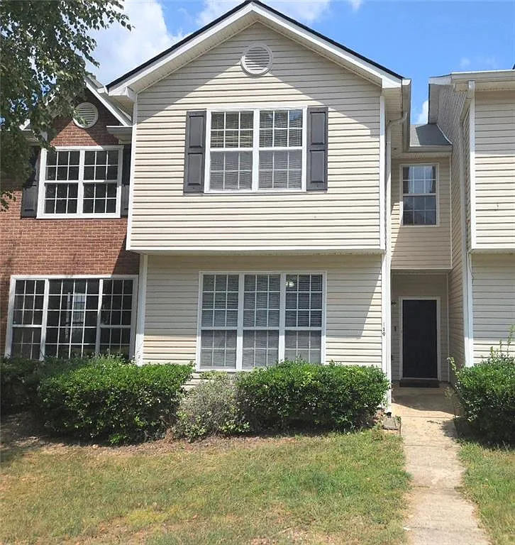 4 bed, 2.5 bath, 1640 sqft, $2,050 — Photo 1