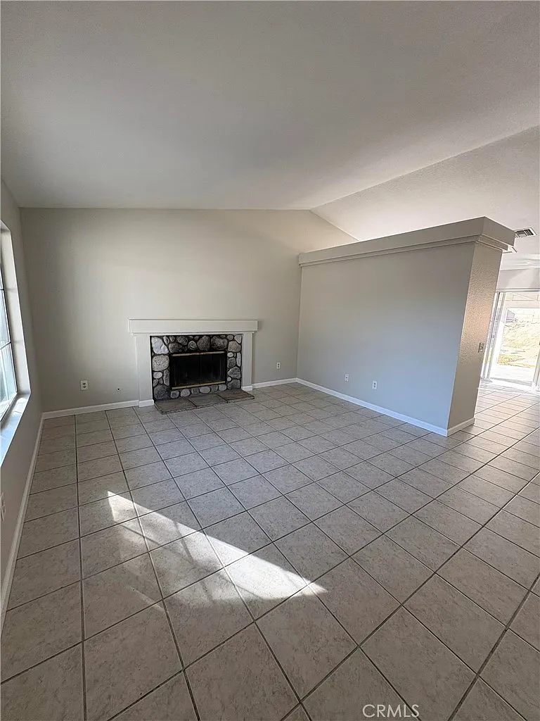 5 bed, 1301 sqft, $2,850 — Photo 3
