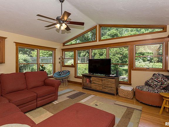 4th image of 12 Riverview Park Dr