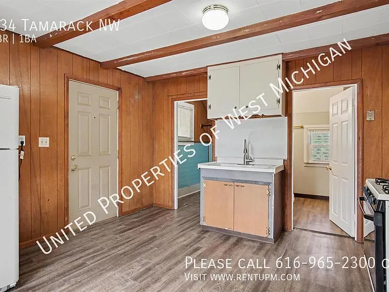 934 Tamarack Ave NW — Photo 5