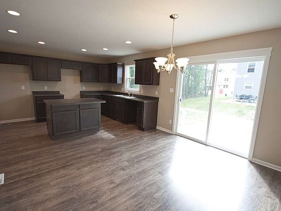 Kitchen and breakfast area