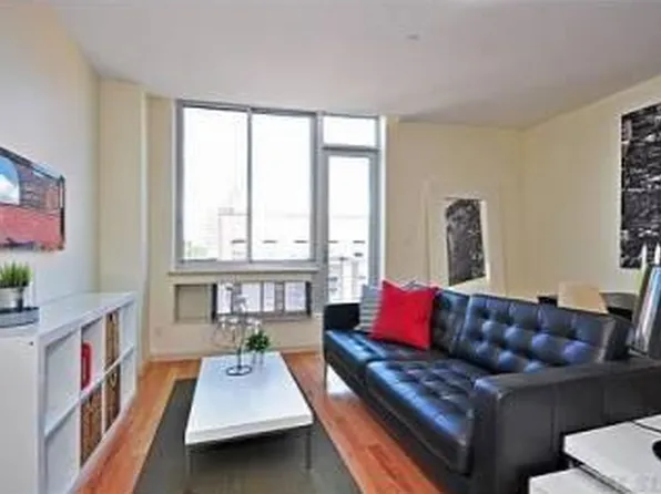 1635 Lexington Avenue image 1 of 11