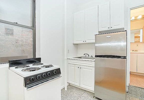 4th image of 8 Saint Marks Pl APT 20