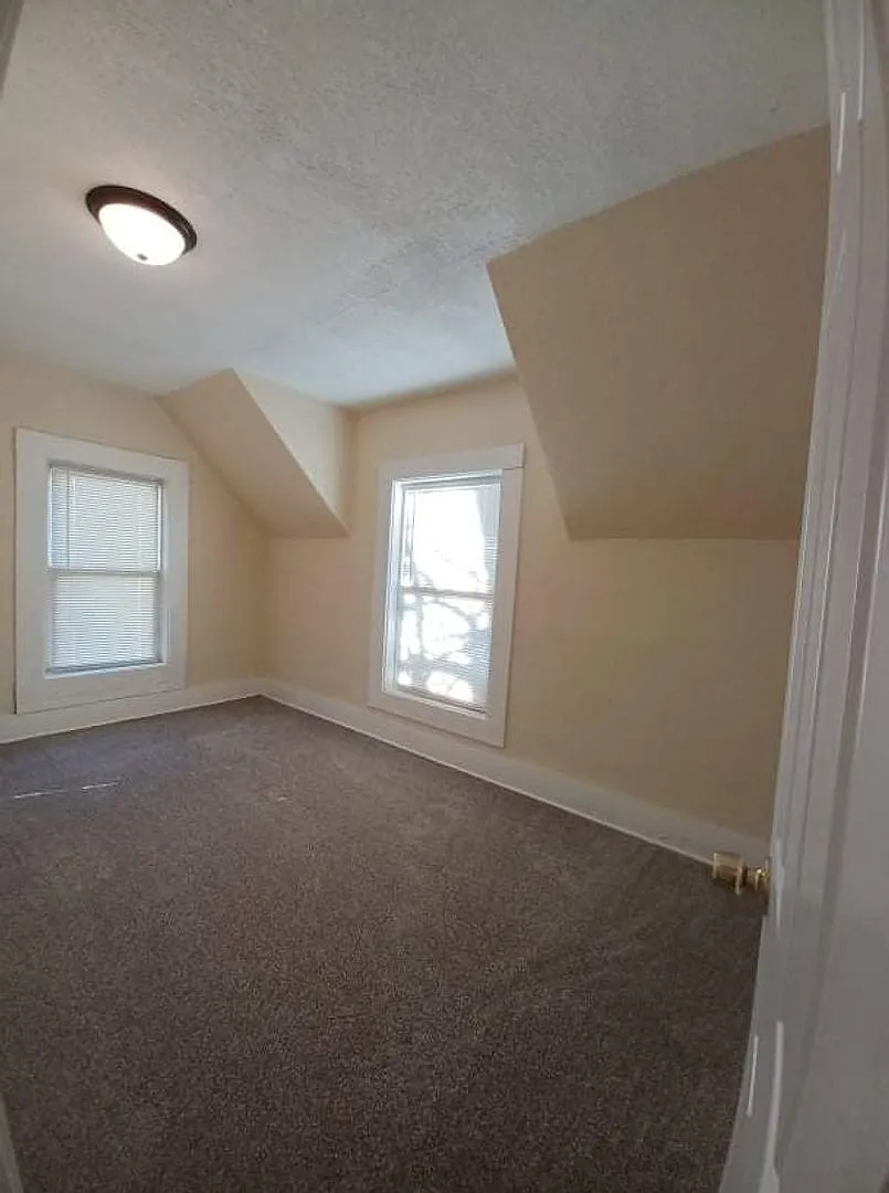 Spacious 5 Bed 2 Bath House - Pet-Friendly — Photo 3
