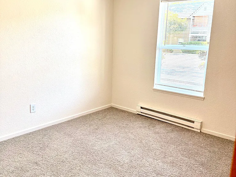 Eastway Circle Apartments — Photo 9