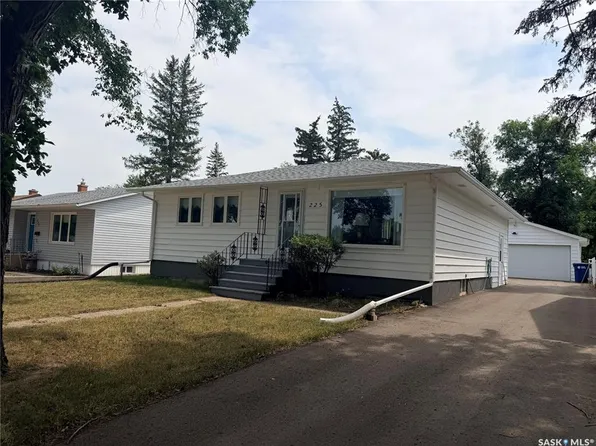 225 Dominion ROAD, Assiniboia, SK S0H 0B0