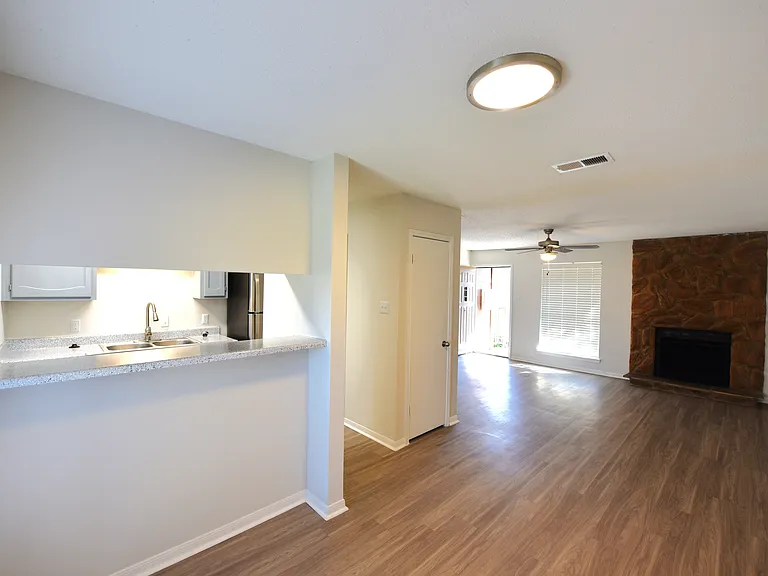 Woodbridge Crossing Apartments — Photo 13