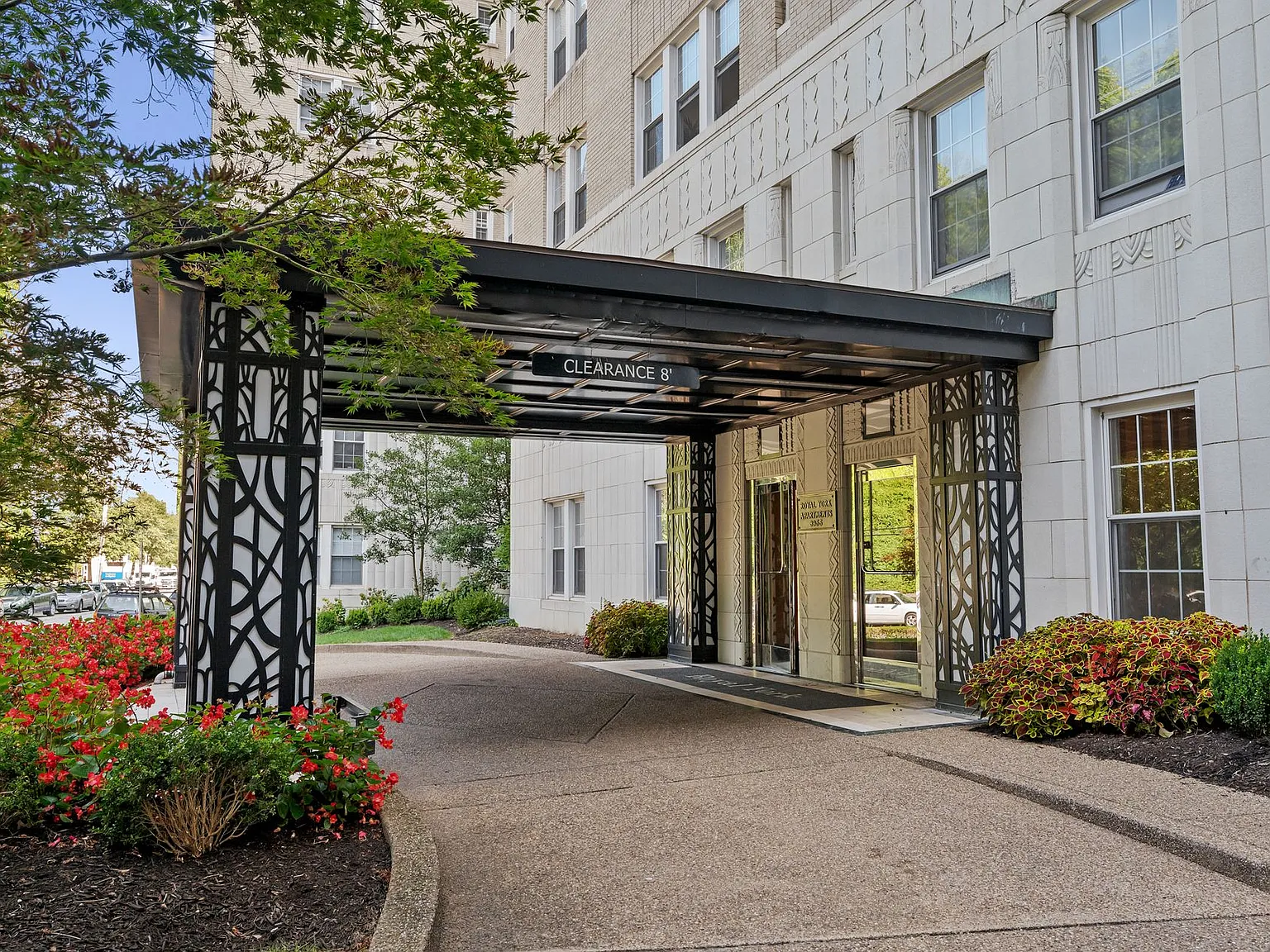 The Royal York Apartments — Photo 2