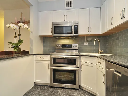 Sold by Sotheby's International Realty | media 22