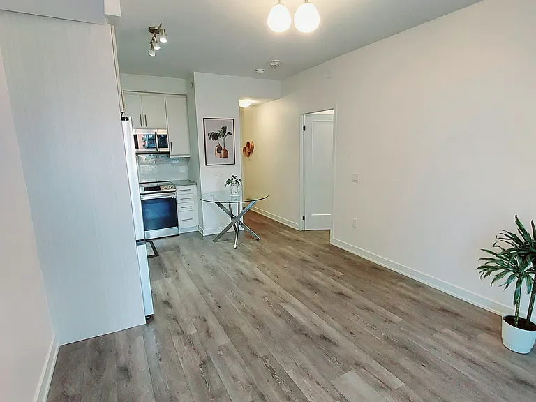 105 Oneida Cres #504 — Photo 6
