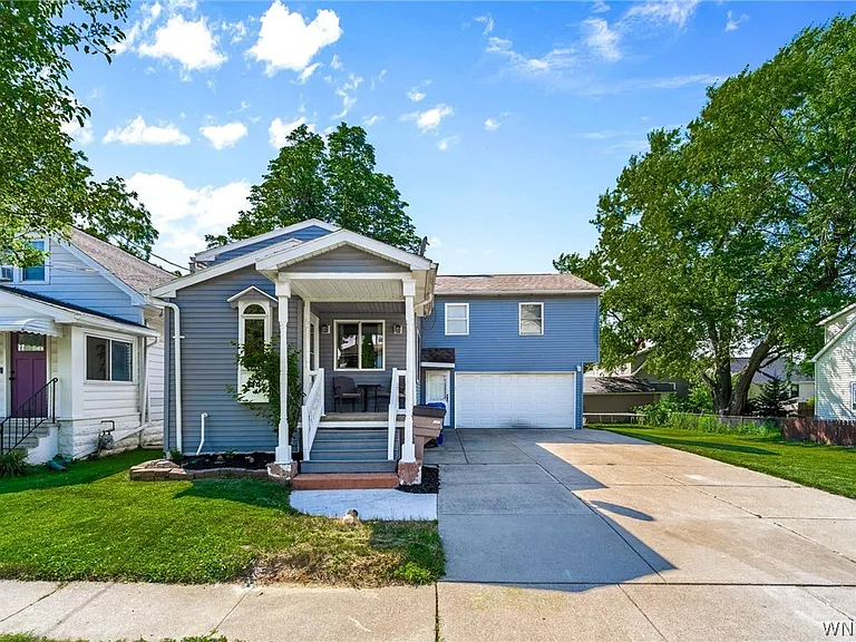 114 Flohr Ave — Photo 2