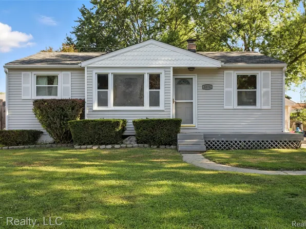 5576 Cleary Dr, Waterford, MI 48329
