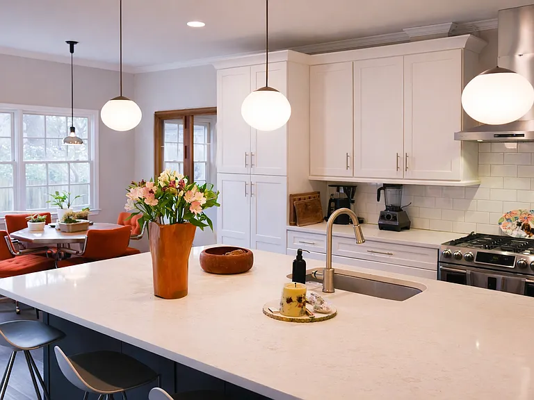 635 Harold Ave NE — Photo 2