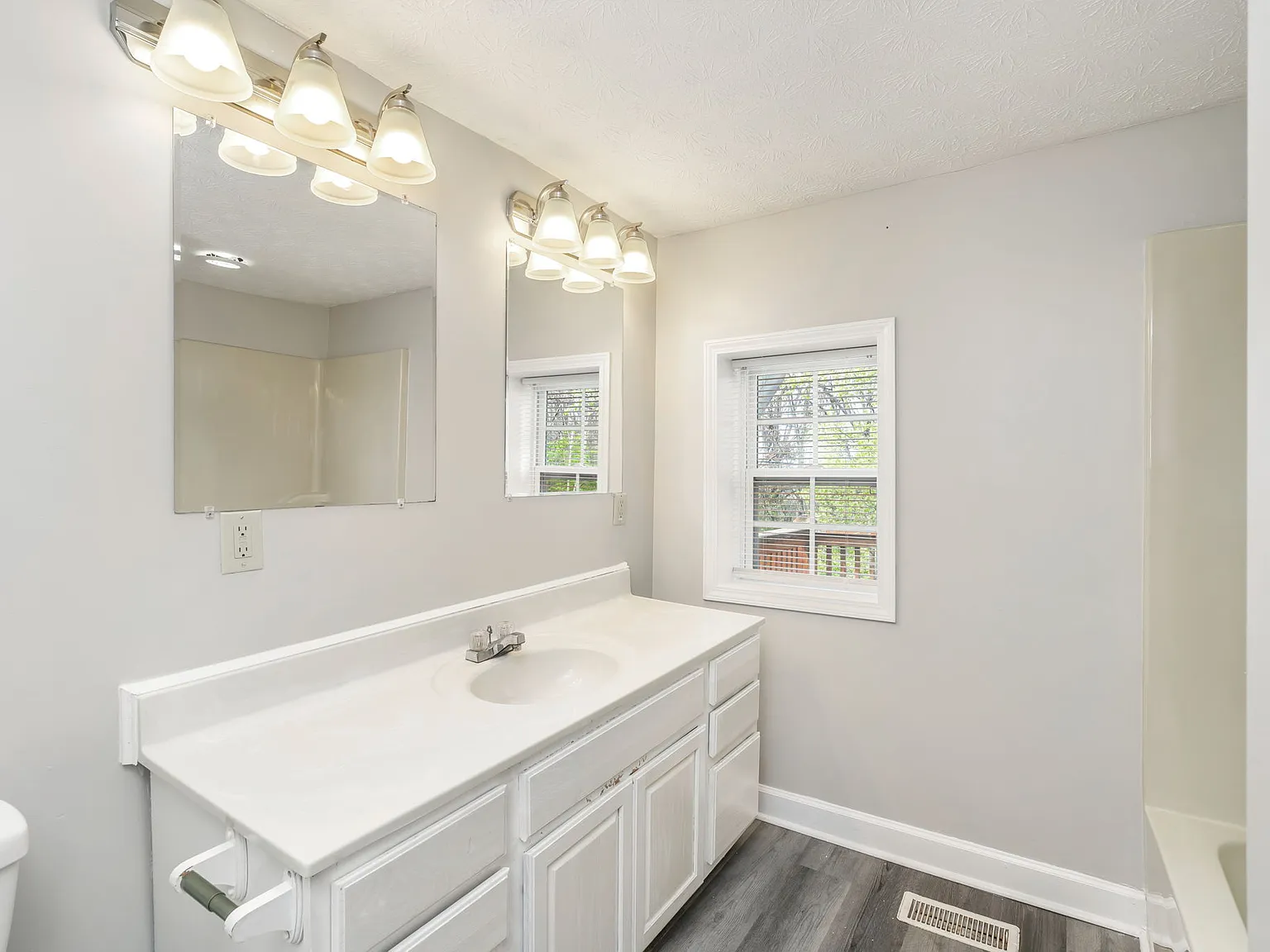 (ACHMidLDov) 9907 Donovan Lane - 0 — Photo 2
