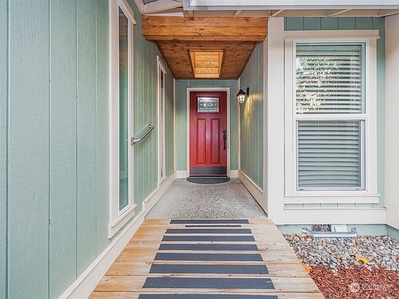 4th image of 811 SE 141st Avenue