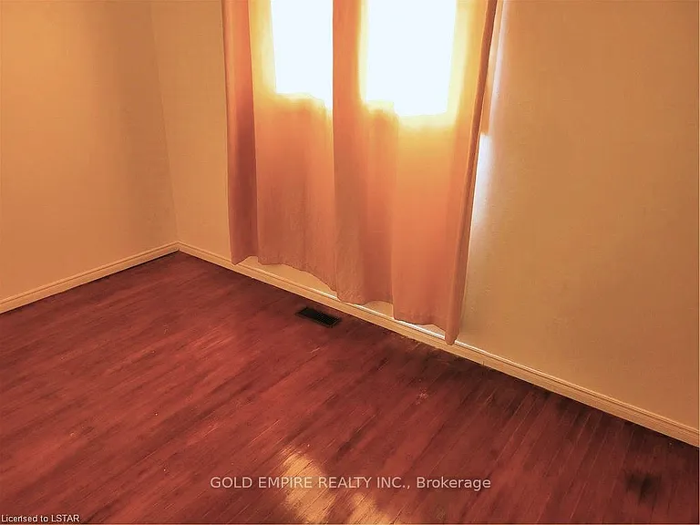 107 Harding Cres — Photo 10