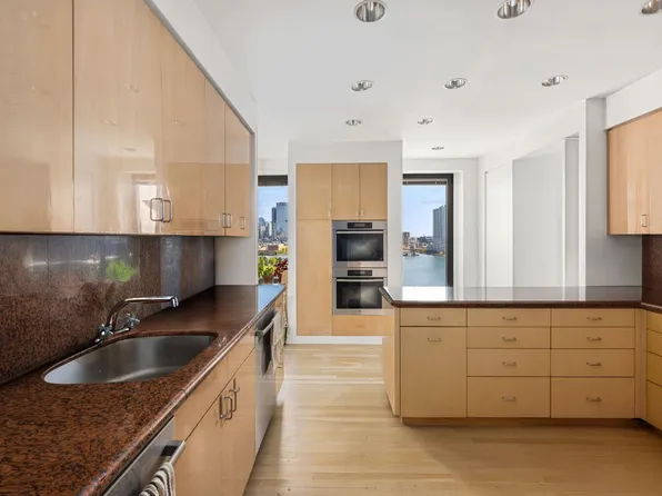 450 East 52nd Street image 19 of 33