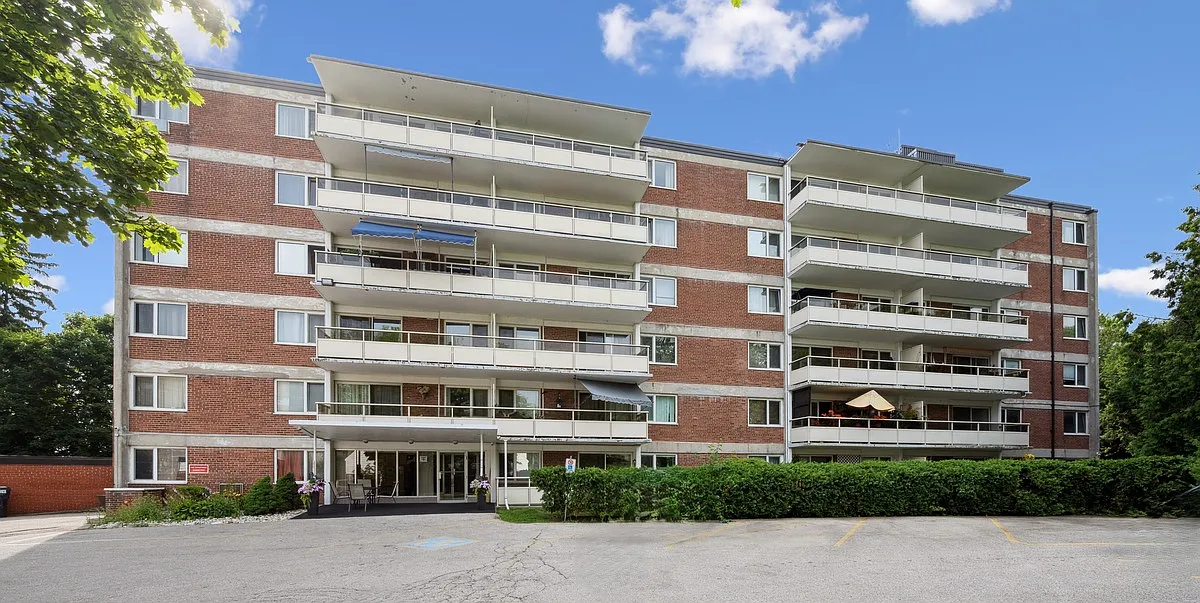 Surrey Place Apartments — Photo 1