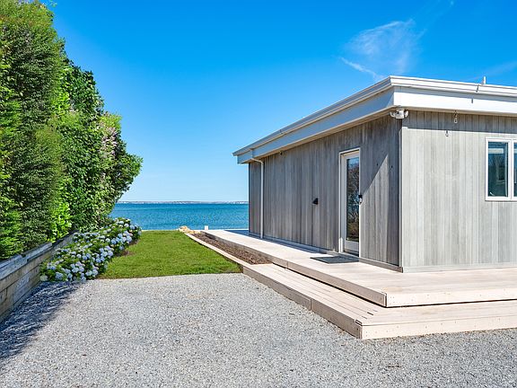 4th image of 71 Peconic Bay Ave