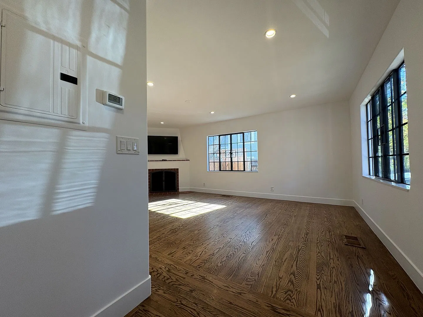 935 Waverley Street — Photo 2