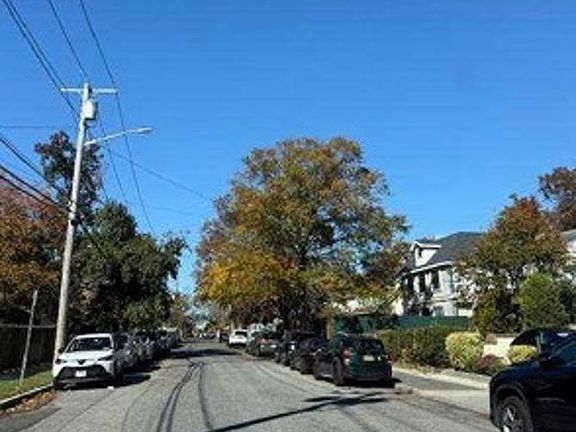 Exterior Neighborhood (street photo)