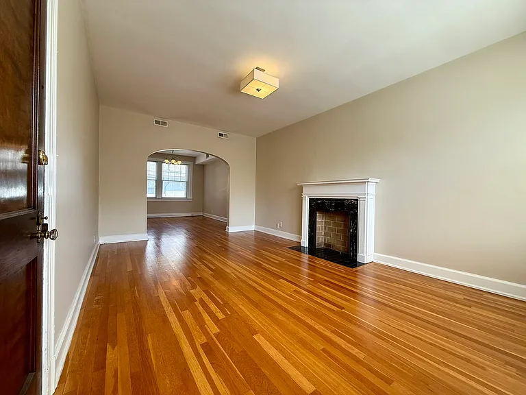 2001 Spring Dr #4 — Photo 1