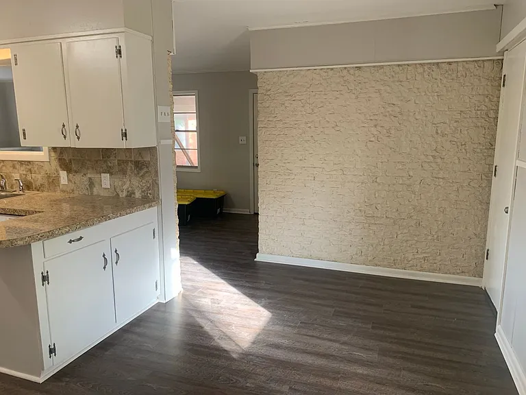 2204 Clinton St — Photo 11