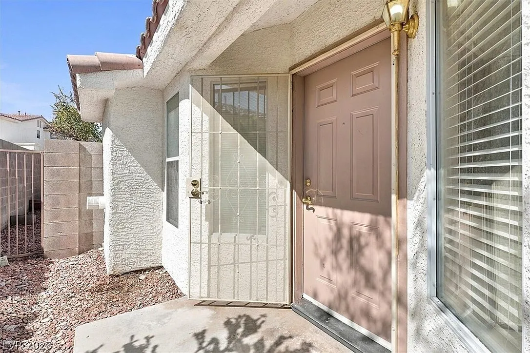 2 bed, 2.0 bath, 1055 sqft, $1,860 — Photo 3