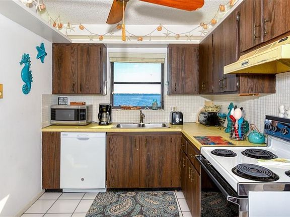 3rd image of 3849 Catalina Dr