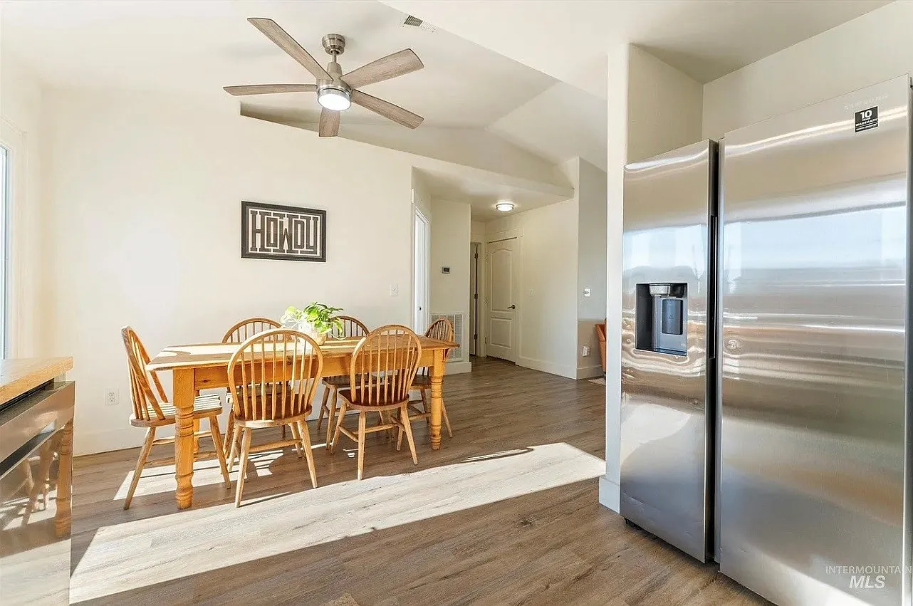 3 bed, 1035 sqft, $1,800 — Photo 3