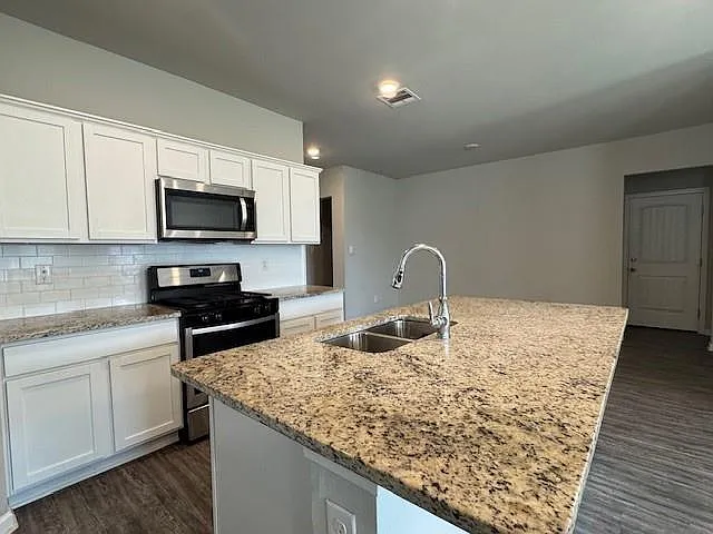 Building Photo - 713 Lakeshore Village Dr